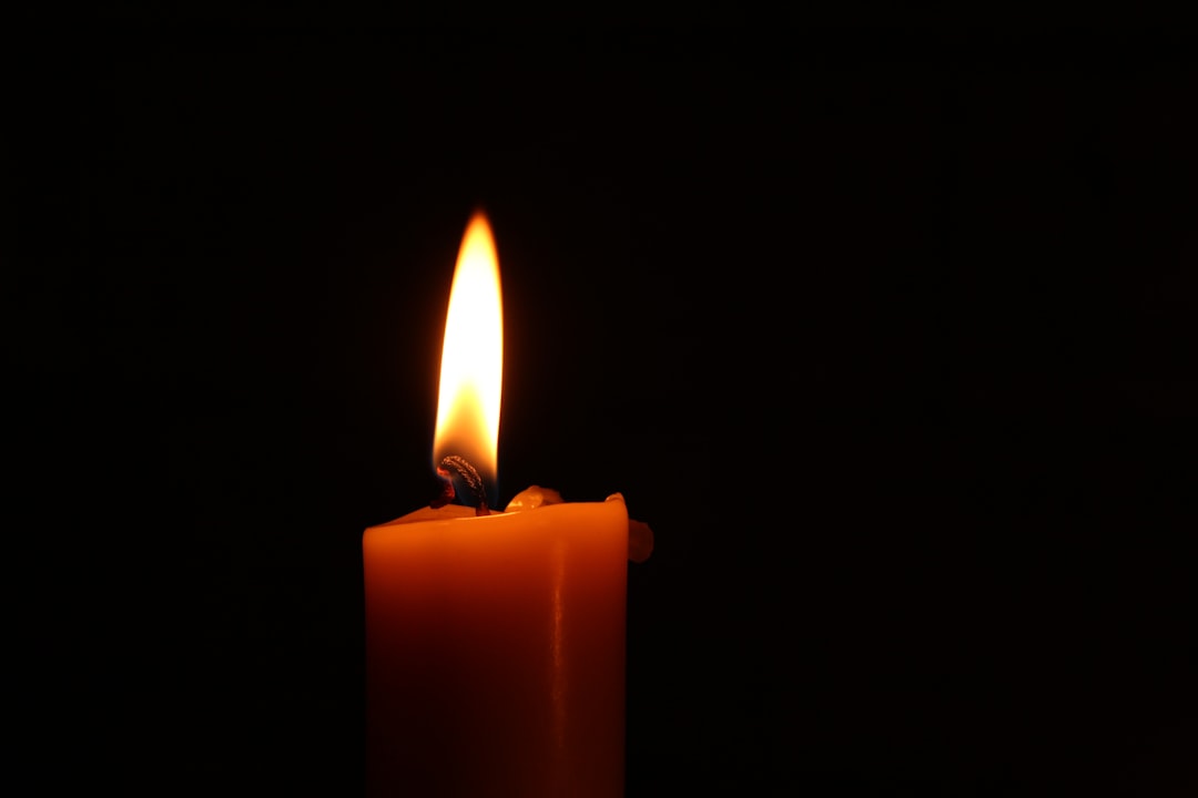 Brandende kaars als herdenking, Nationaal Holocaustmuseum