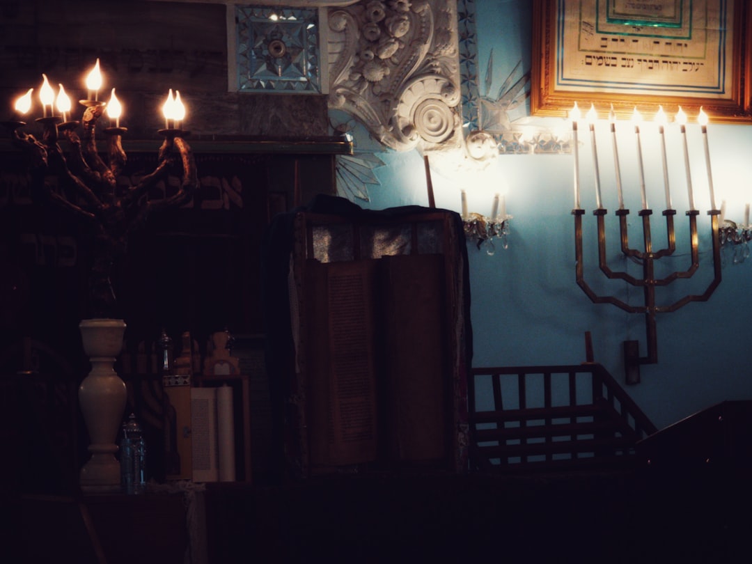 Synagoge-interieur met menora, Joods Historisch Museum