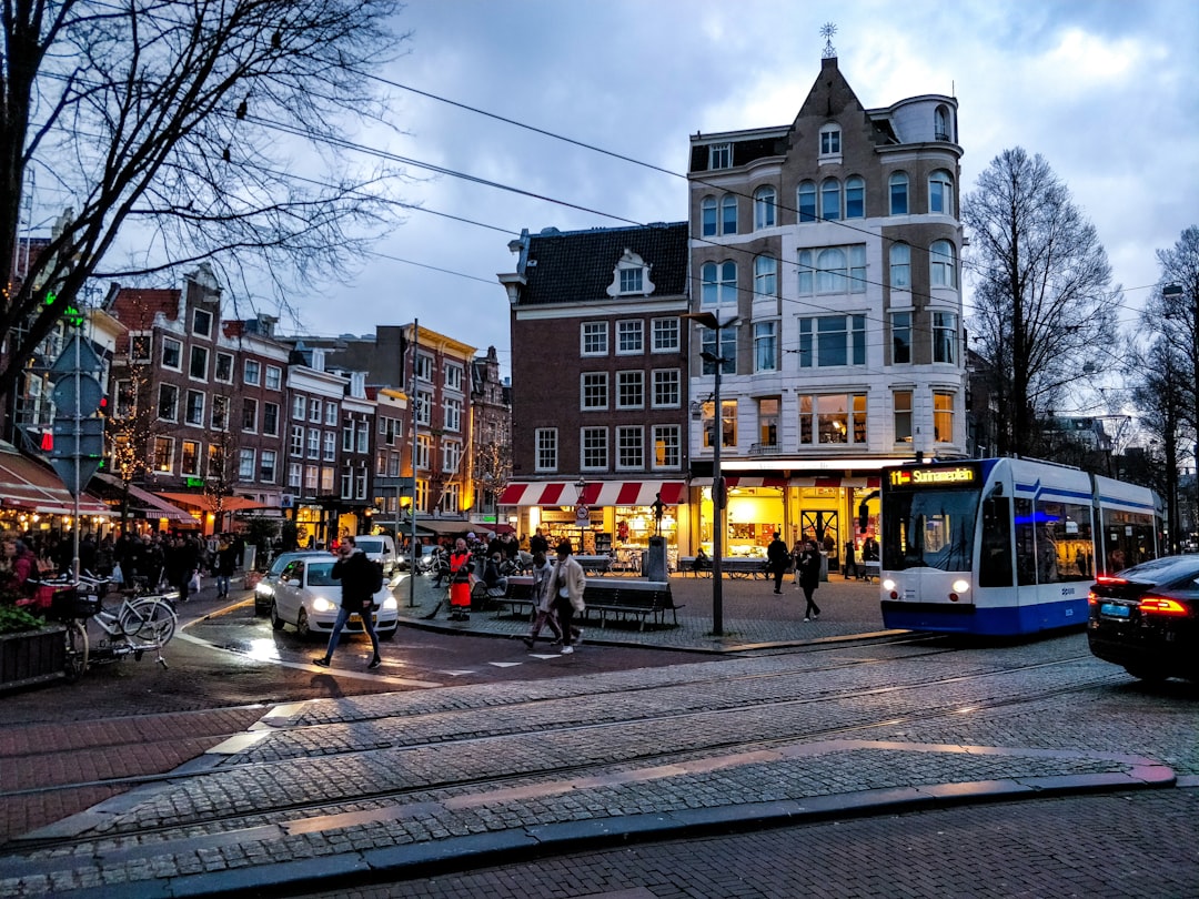 Slim onderweg in en rond de stad begint met de juiste auto