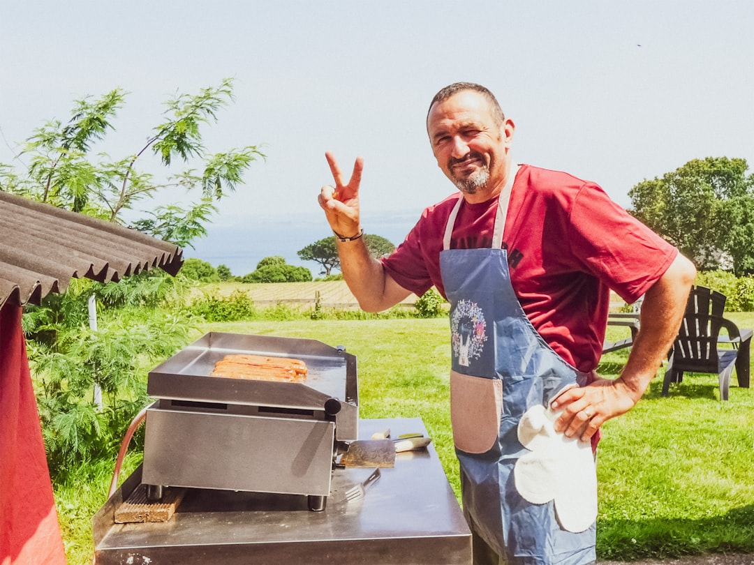 Zomerbarbecue organiseren? Met een stretchtent creëer je de perfecte sfeer