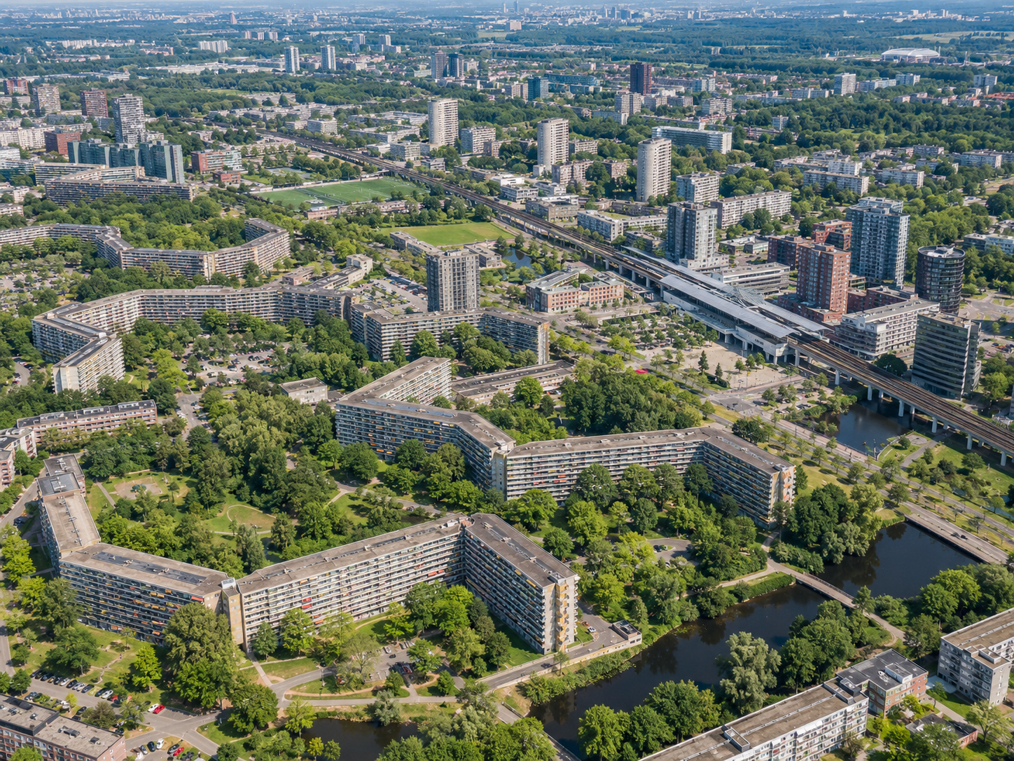 Groene metropool met woontorens en spoorlijn