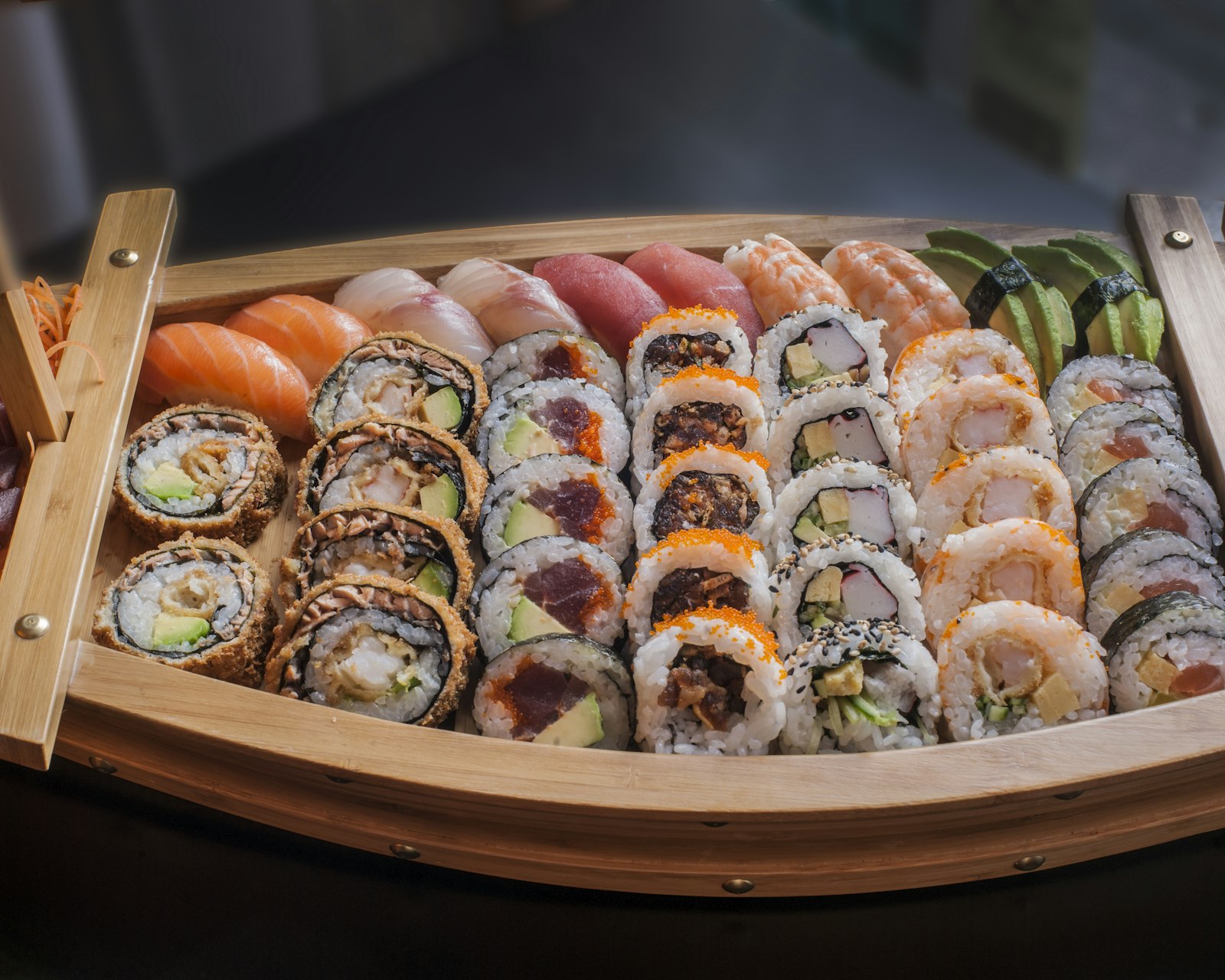 Sushiboot met verschillende soorten sushi