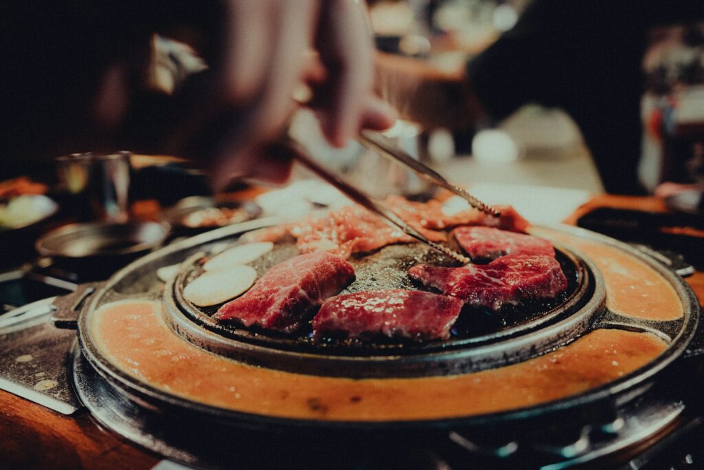 Vlees op een Koreaanse barbecue aan tafel