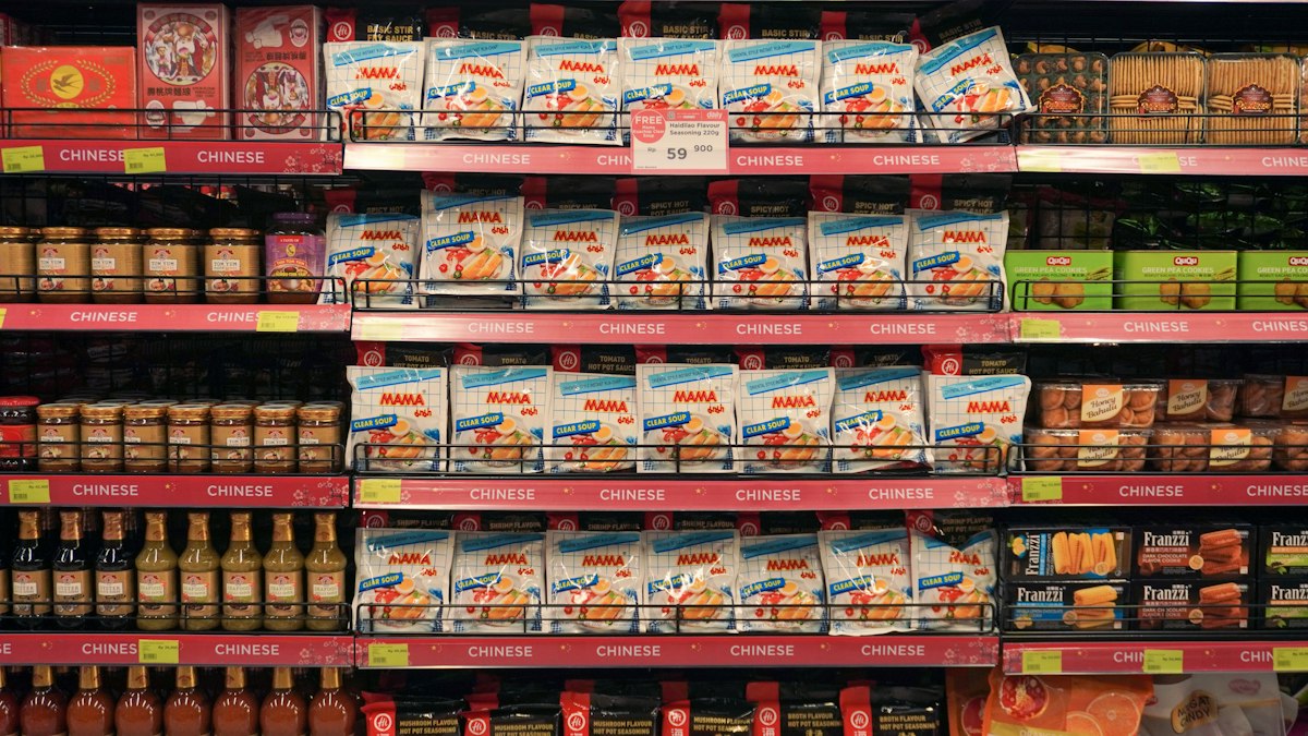 Schappen met instant noedels en Aziatische sauzen in een Aziatische supermarkt