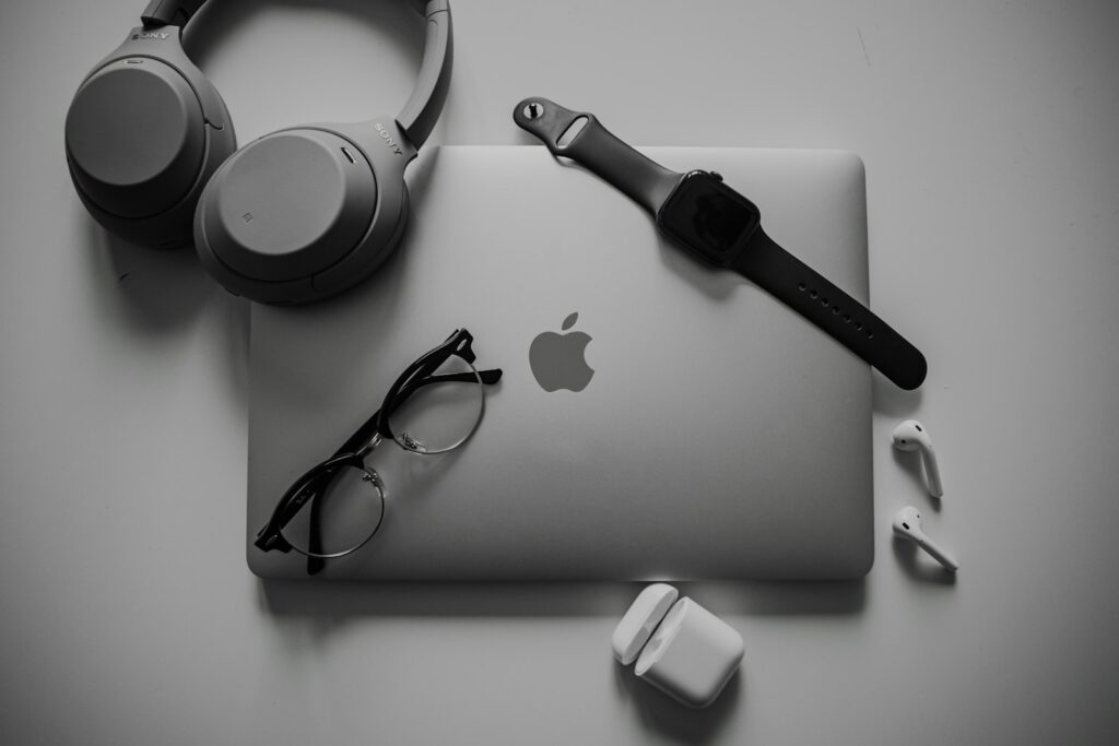 MacBook met Apple Watch, AirPods en koptelefoon