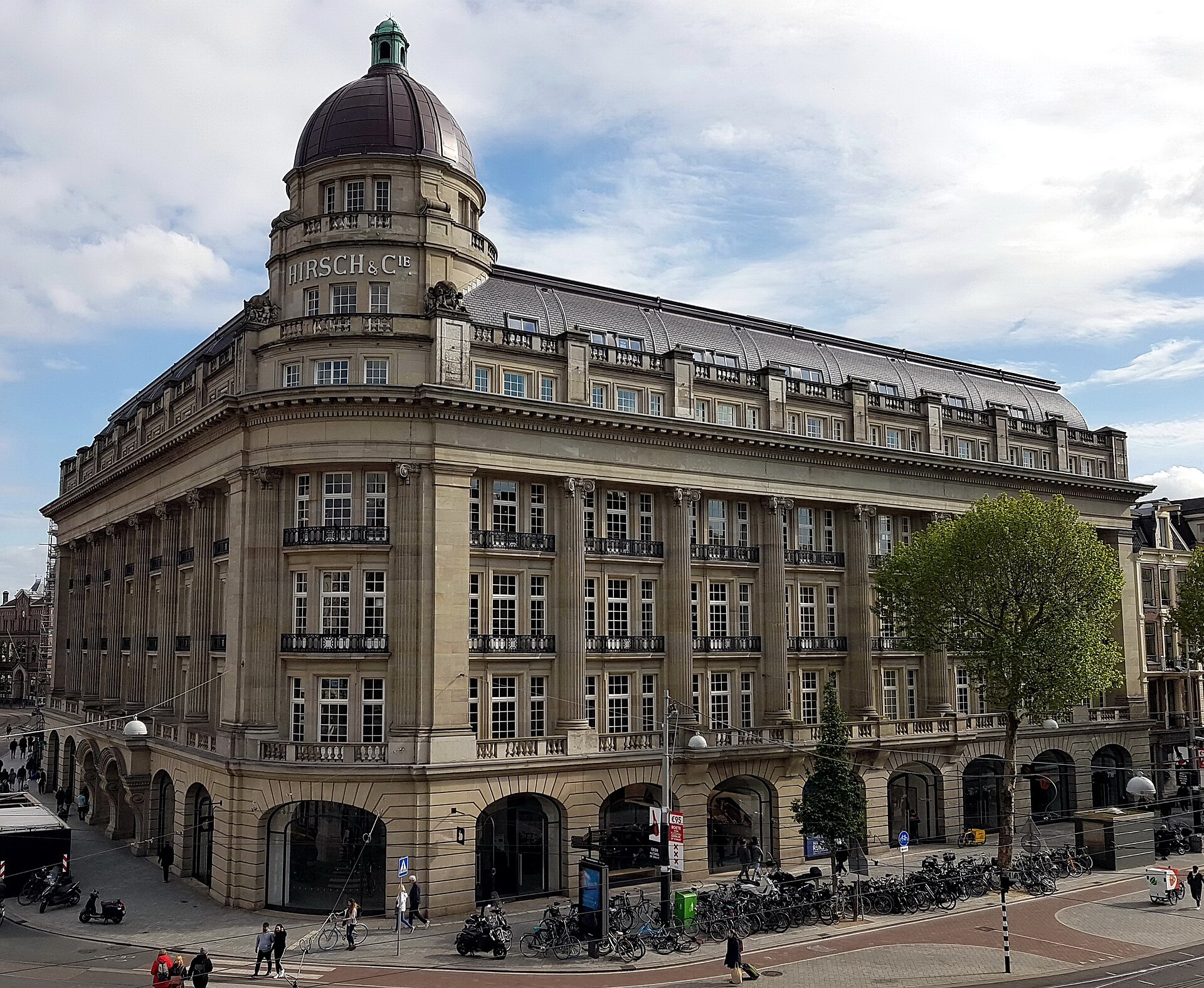 Het Hirschgebouw aan het Leidseplein, waar de Apple Store Amsterdam zit