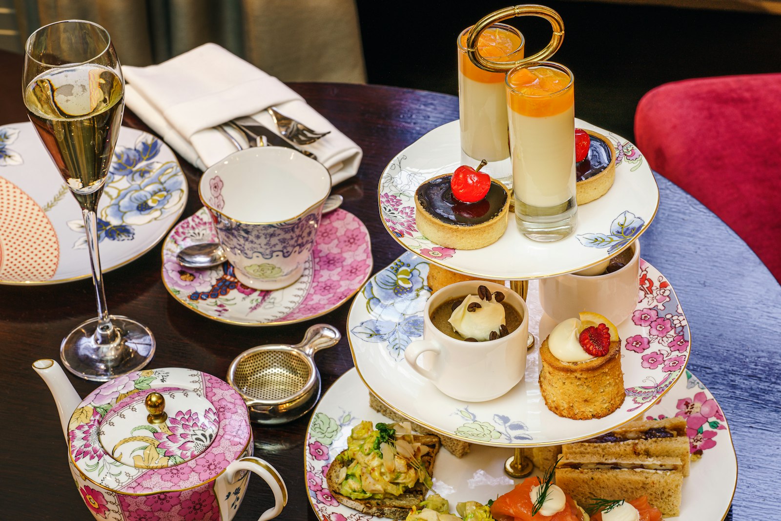 Etagère met zoete en hartige lekkernijen bij een high tea