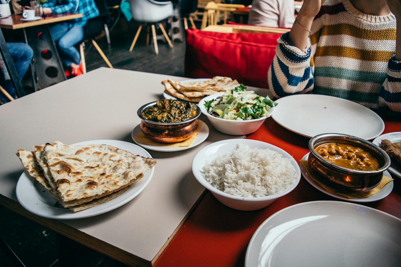 Tafel met naan, rijst en Indiase curry's