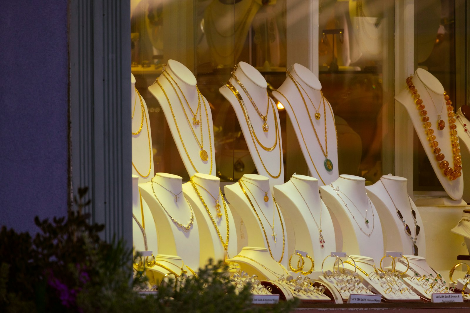 Etalage van een juwelier met gouden kettingen