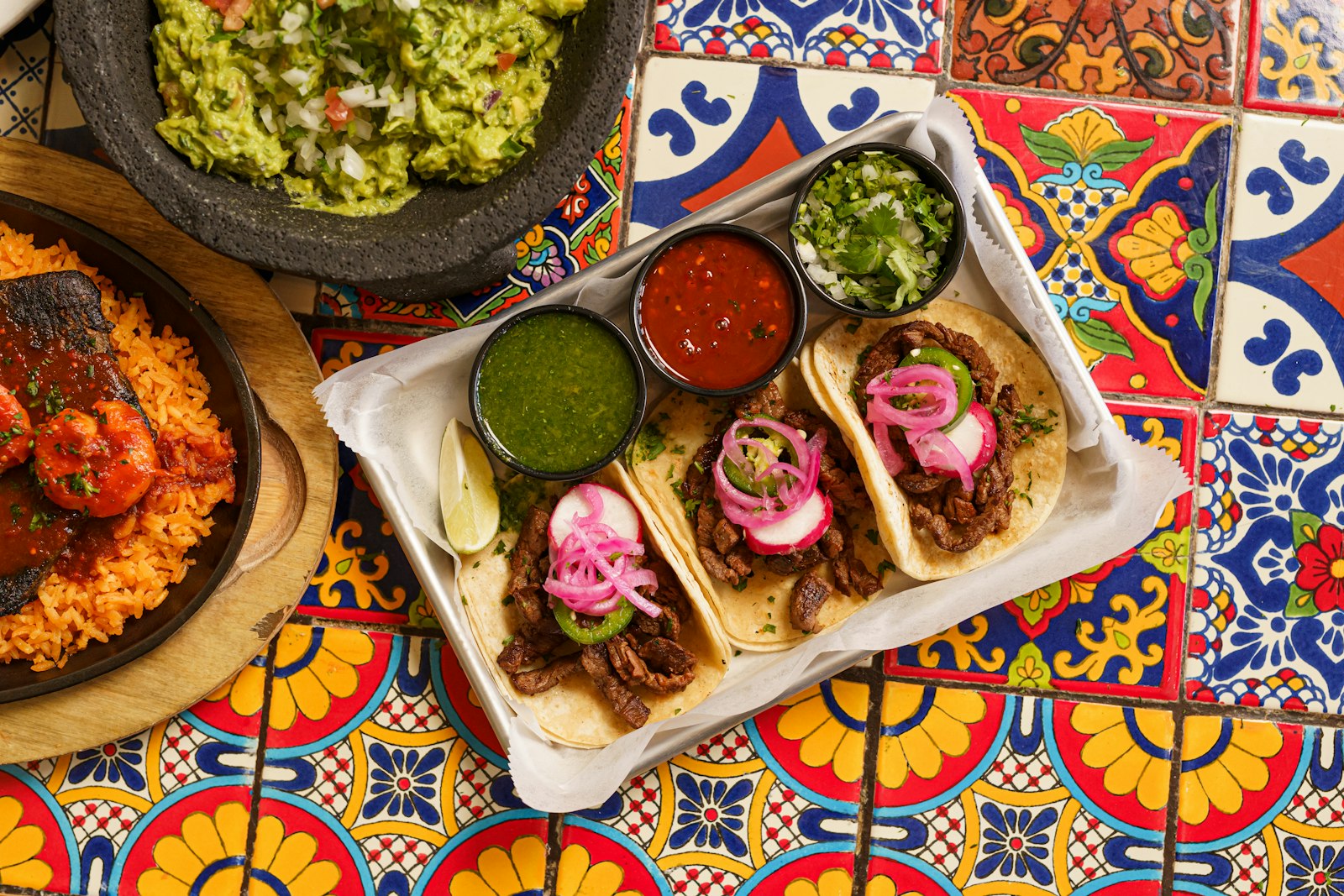 Mexicaanse taco's, guacamole en salsa op een tafel