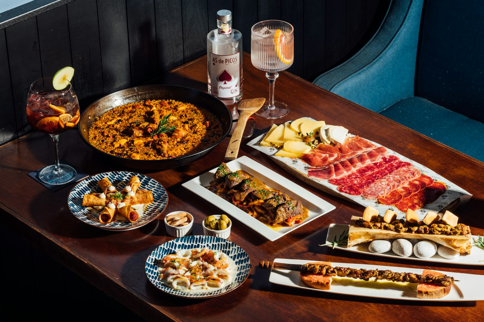 Tafel vol tapas, paella en sangria