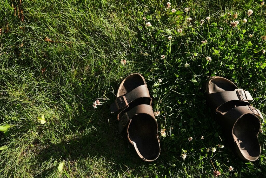 Bruine Birkenstock sandalen in het gras