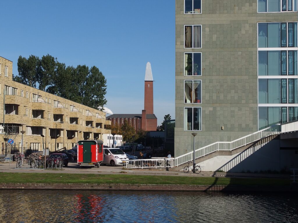 Erasmusgracht in Bos en Lommer met op de achtergrond de toren van de Opstandingskerk