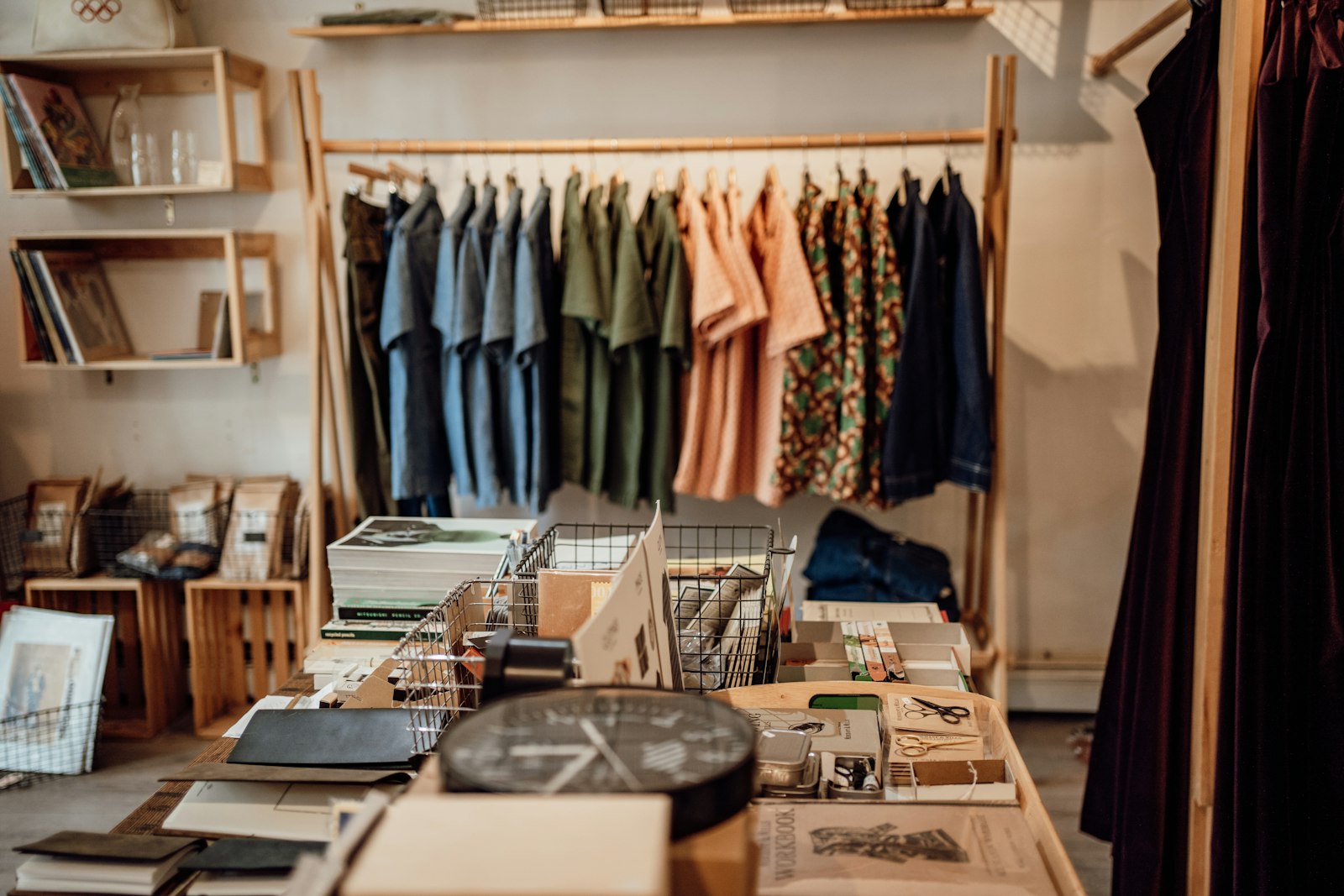 Kledingwinkel met kleding aan rekken en op tafels