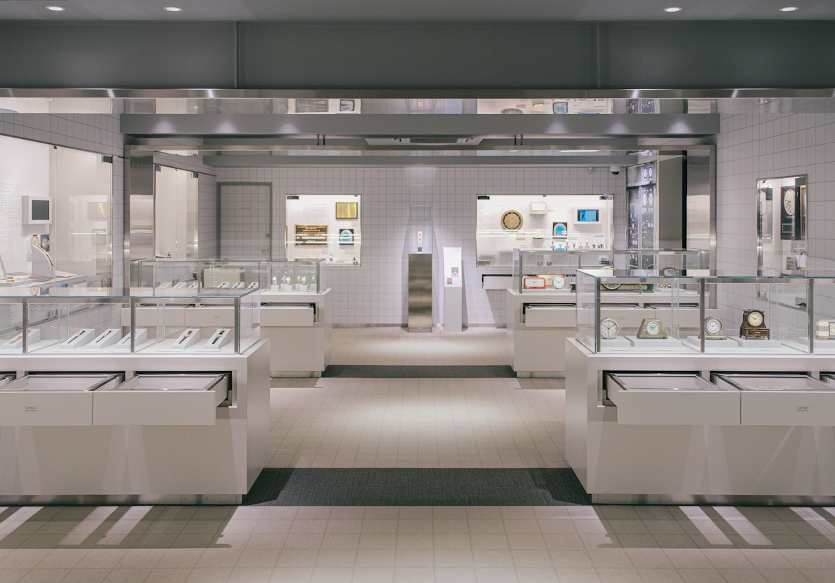 Vitrines met sieraden en horloges in een juwelierszaak