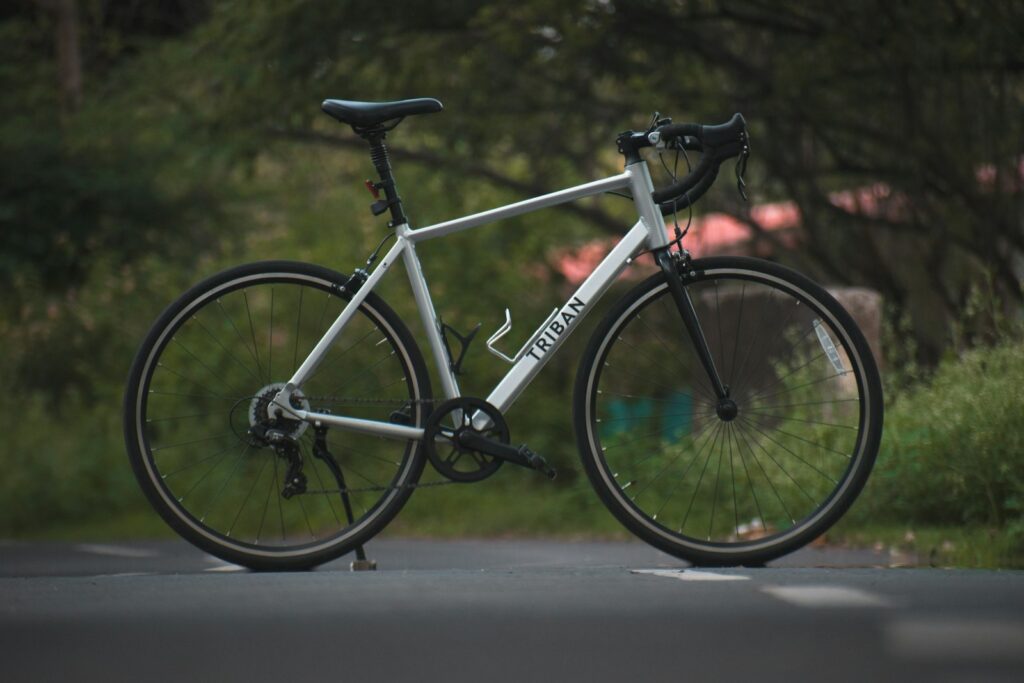 Racefiets langs de weg