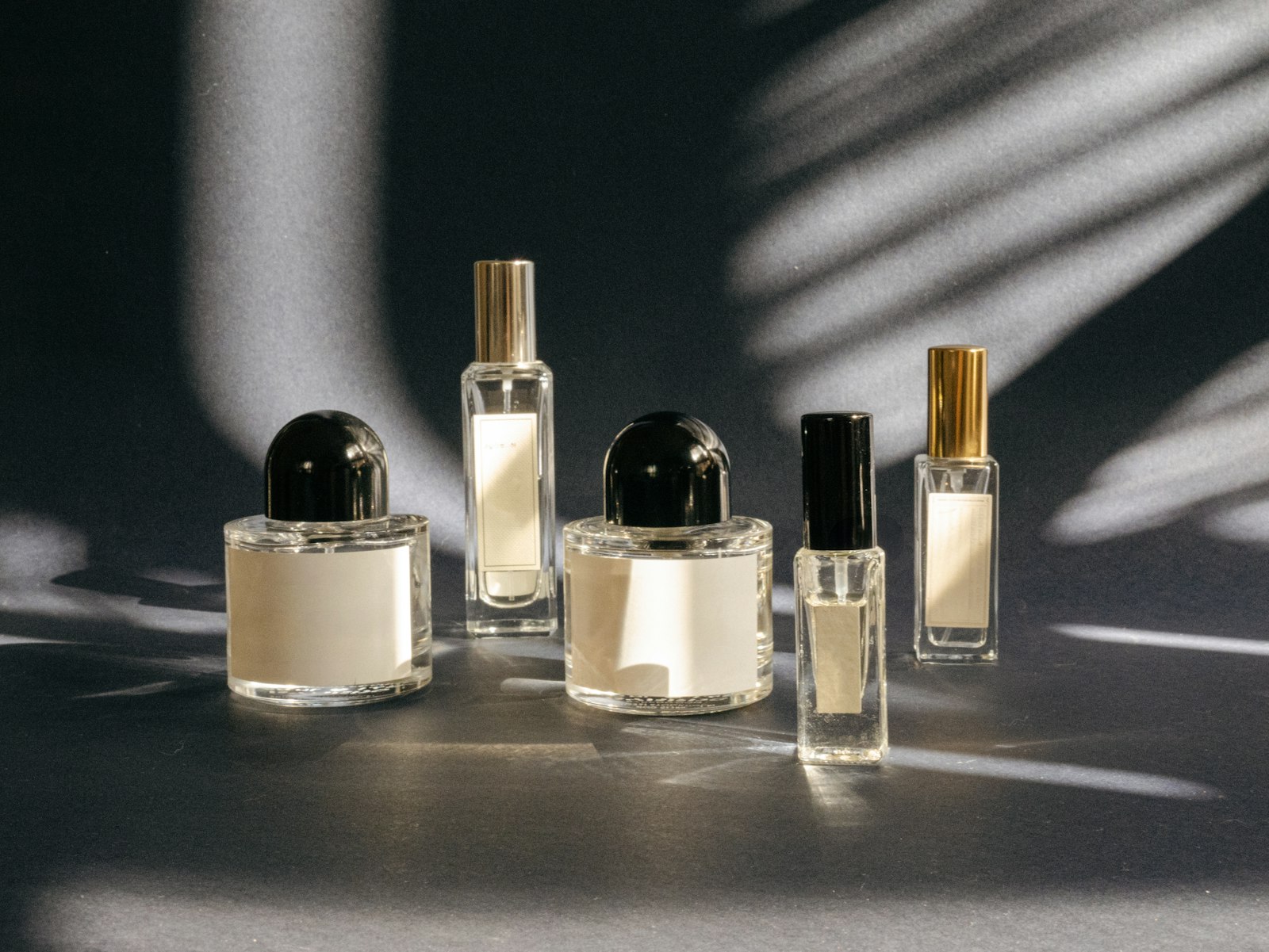 Parfumflesjes op een tafel