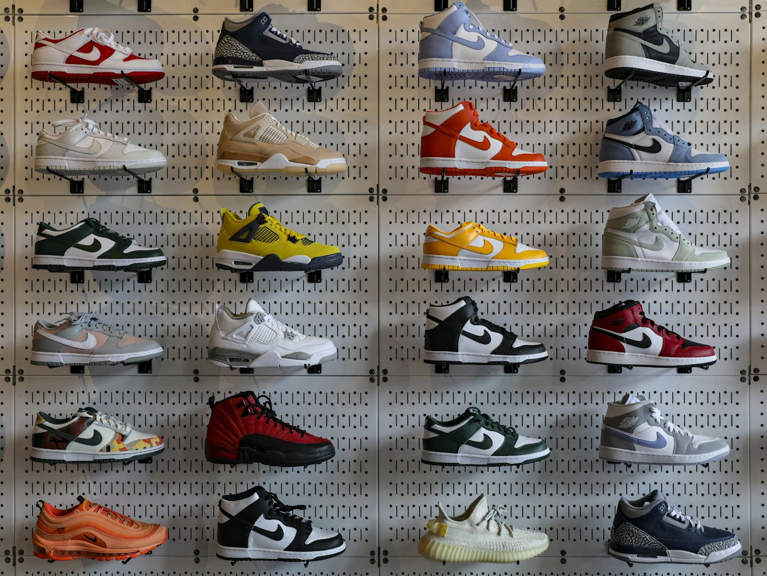 Wand met sneakers in een sneakerwinkel