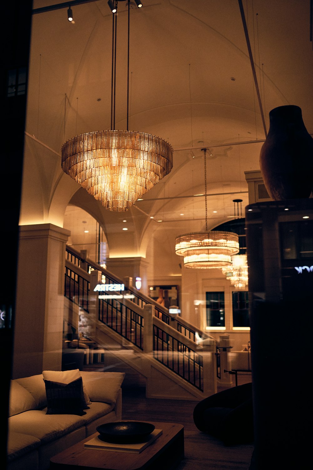 Luxe winkelinterieur met kroonluchters en een trap