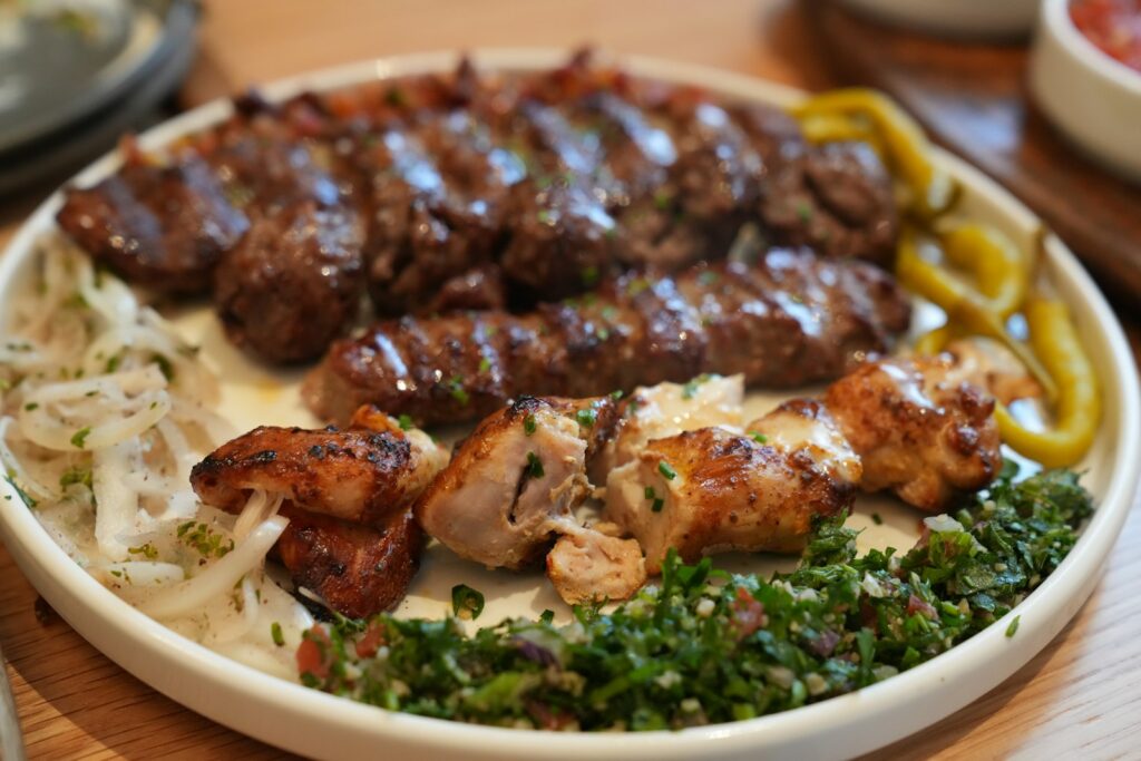 Gegrild vlees met tabouleh en pepers