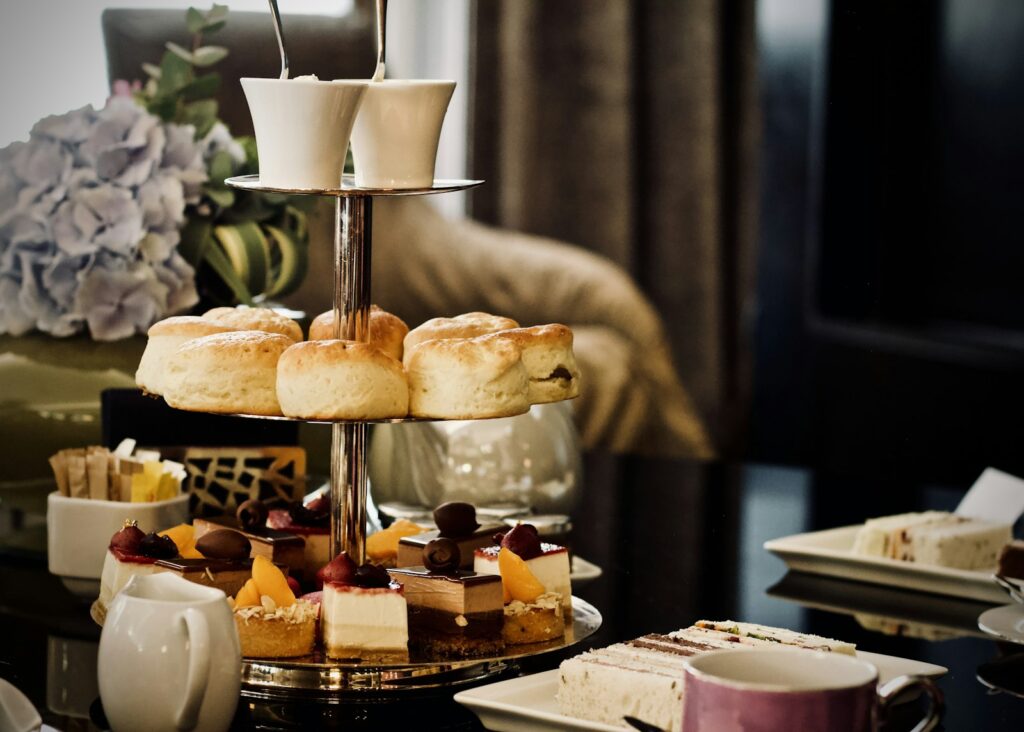 Etagère met scones en gebakjes