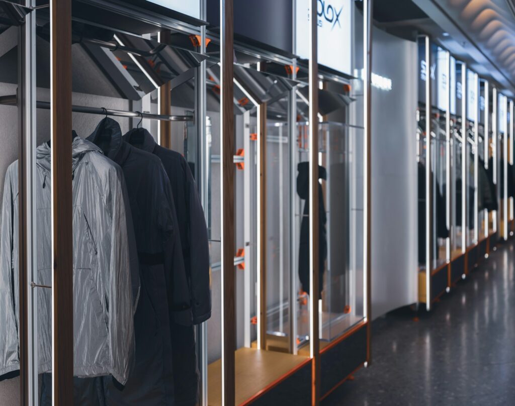 Rijen kledingrekken in een modewinkel