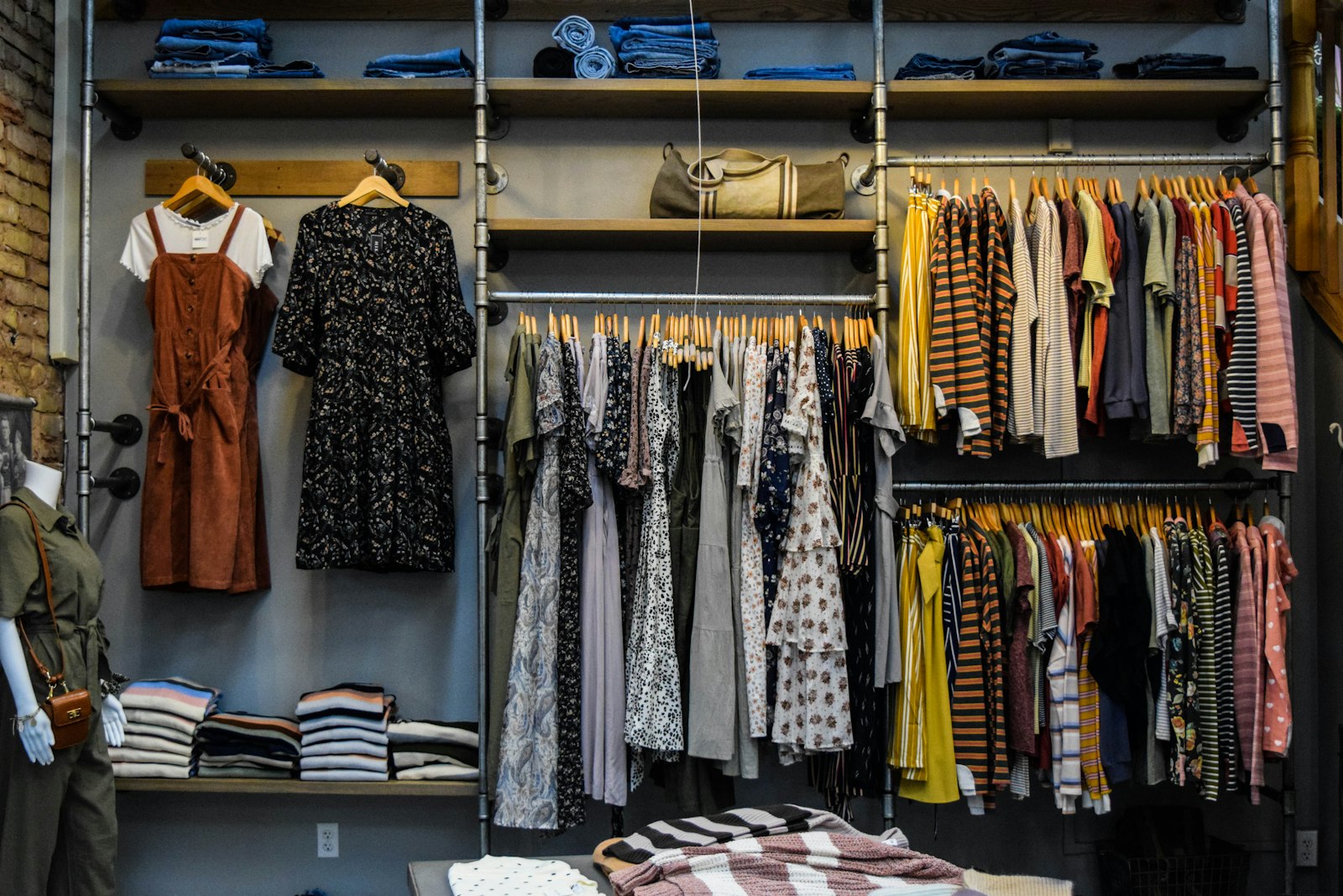 Kleding in verschillende kleuren aan een rek