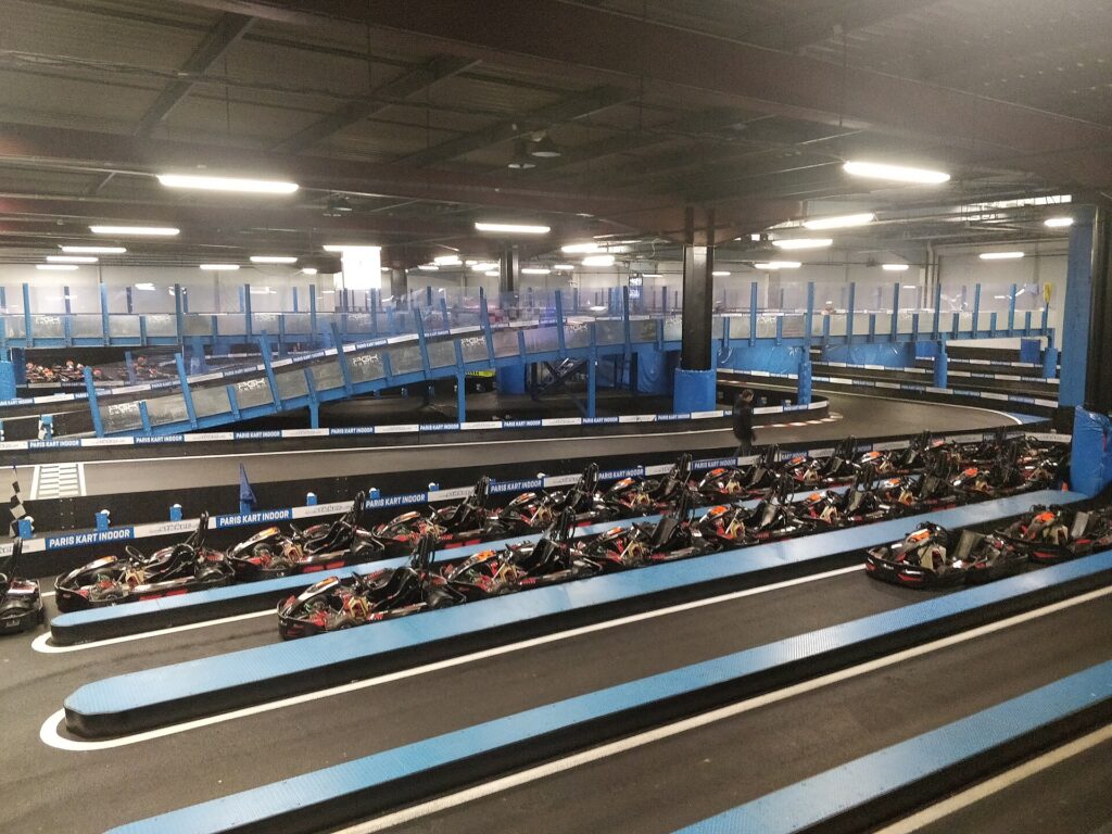 Karts klaar voor de start op een indoor kartbaan