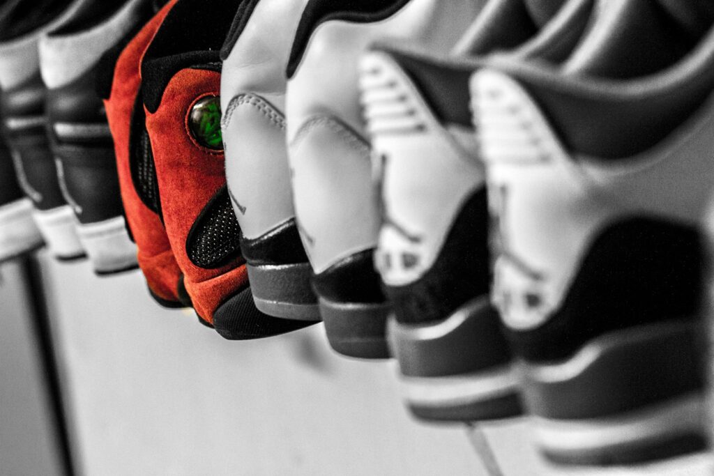 Verschillende sneakers naast elkaar