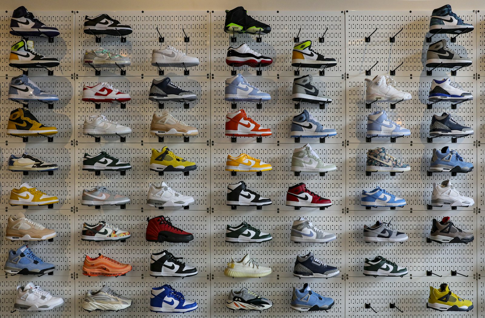 Wand met sneakers in een sportwinkel