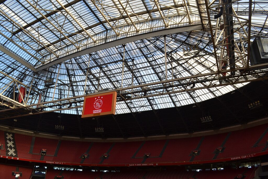 Tribunes en dak van de Johan Cruijff ArenA van binnen