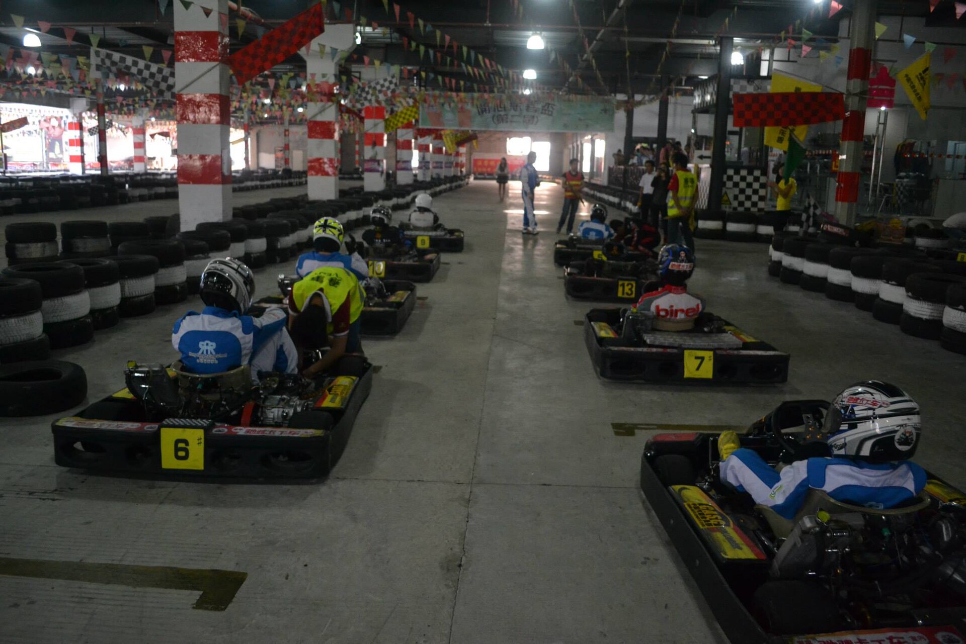 Karts op een indoor kartbaan
