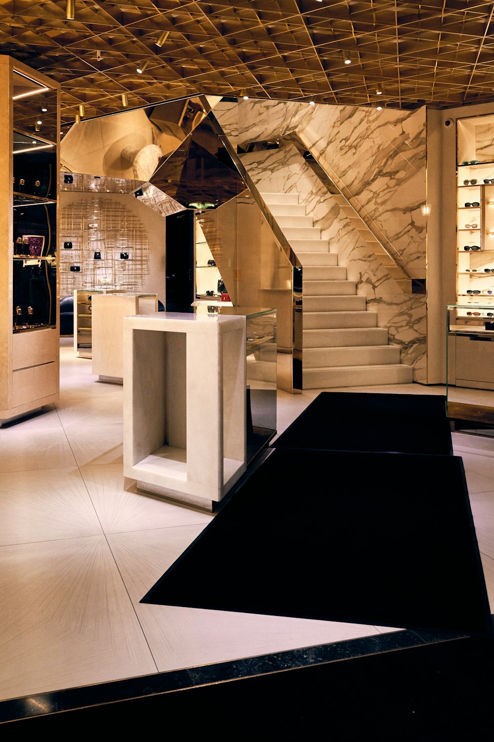 Interieur van een luxe boetiek met marmeren trap