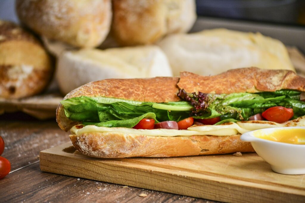 Belegd brood met groenten op een snijplank