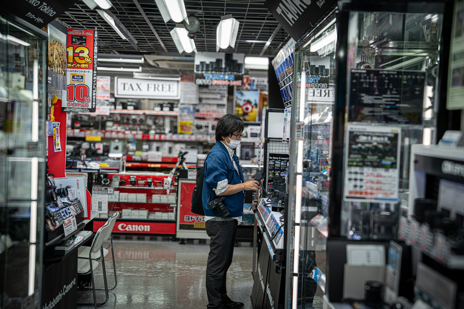 Klant bekijkt elektronica in een winkel