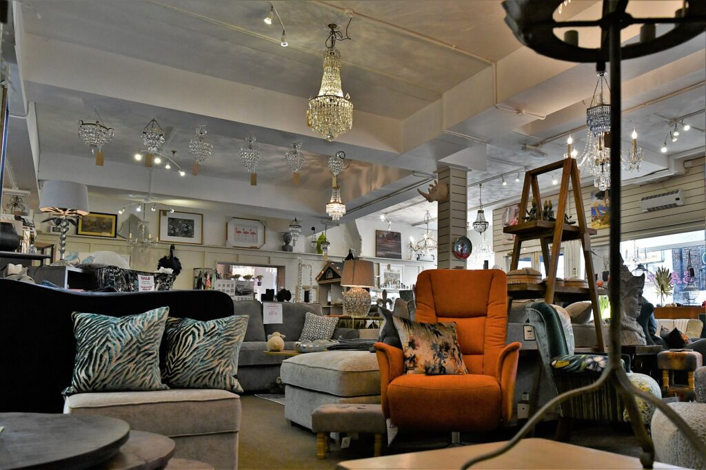 Interieur van een meubelwinkel met banken en fauteuils