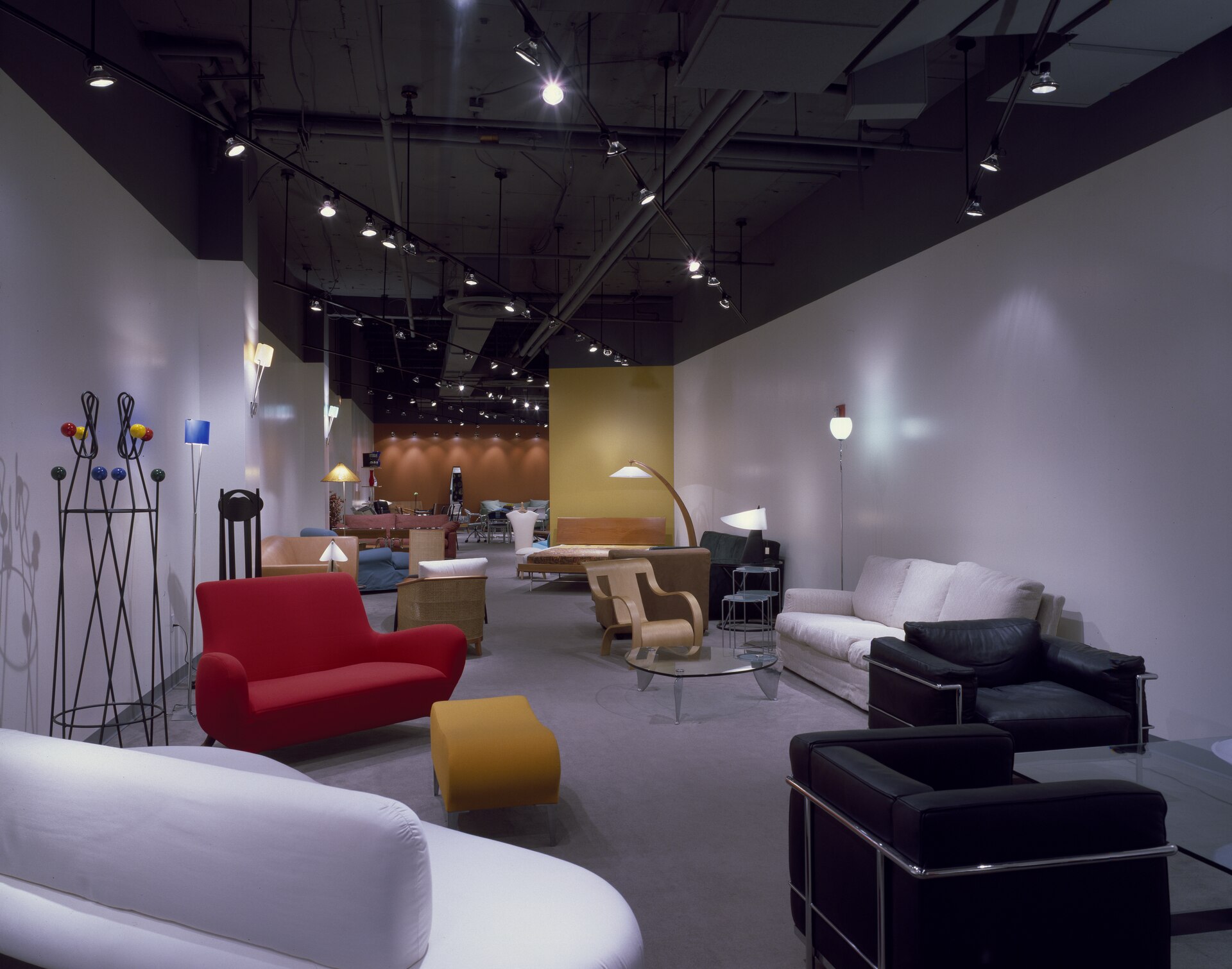 Showroom van een meubelwinkel met banken en stoelen