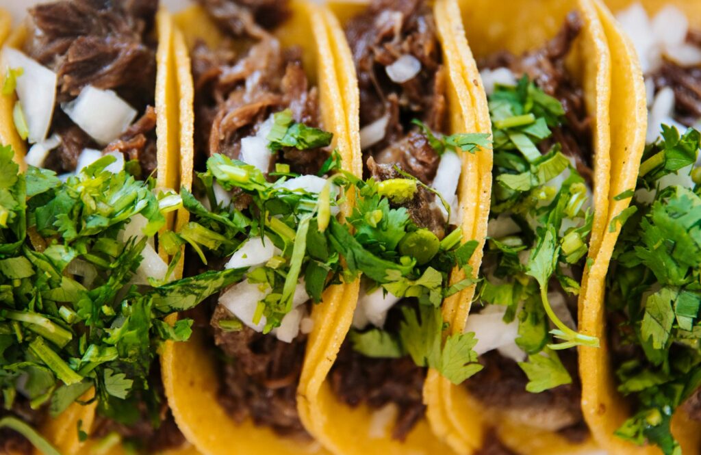 Taco's met vlees, ui en koriander