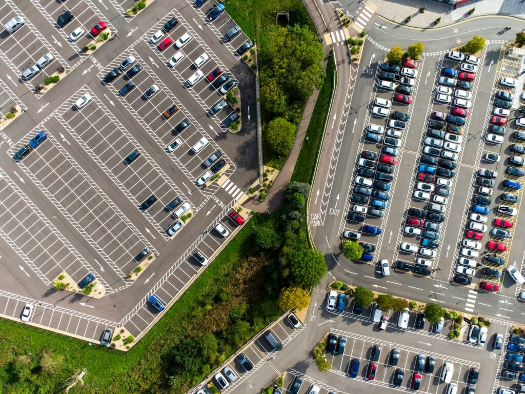Luchtfoto van een parkeerterrein vol geparkeerde auto's