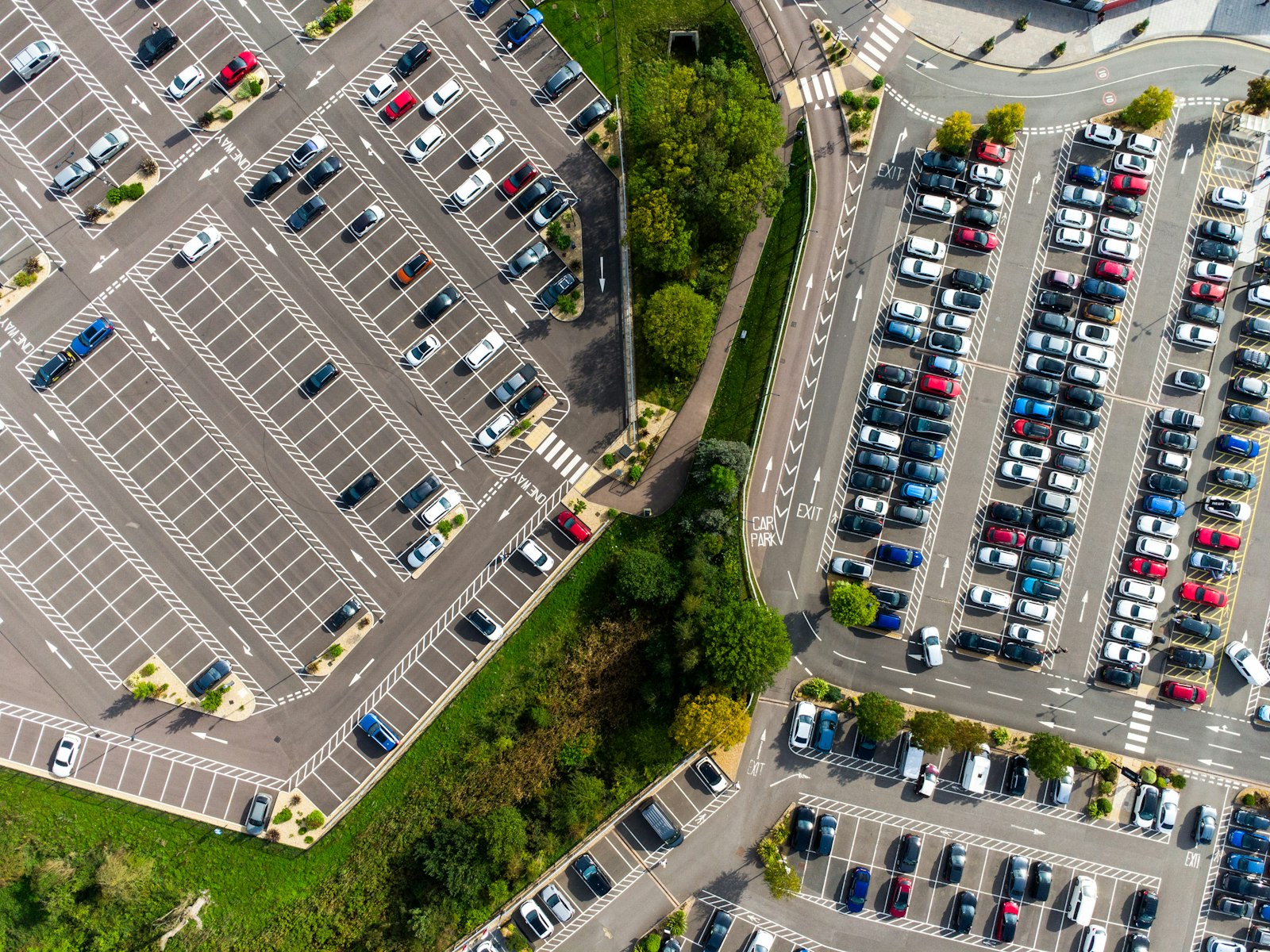 Luchtfoto van een parkeerterrein vol geparkeerde auto's