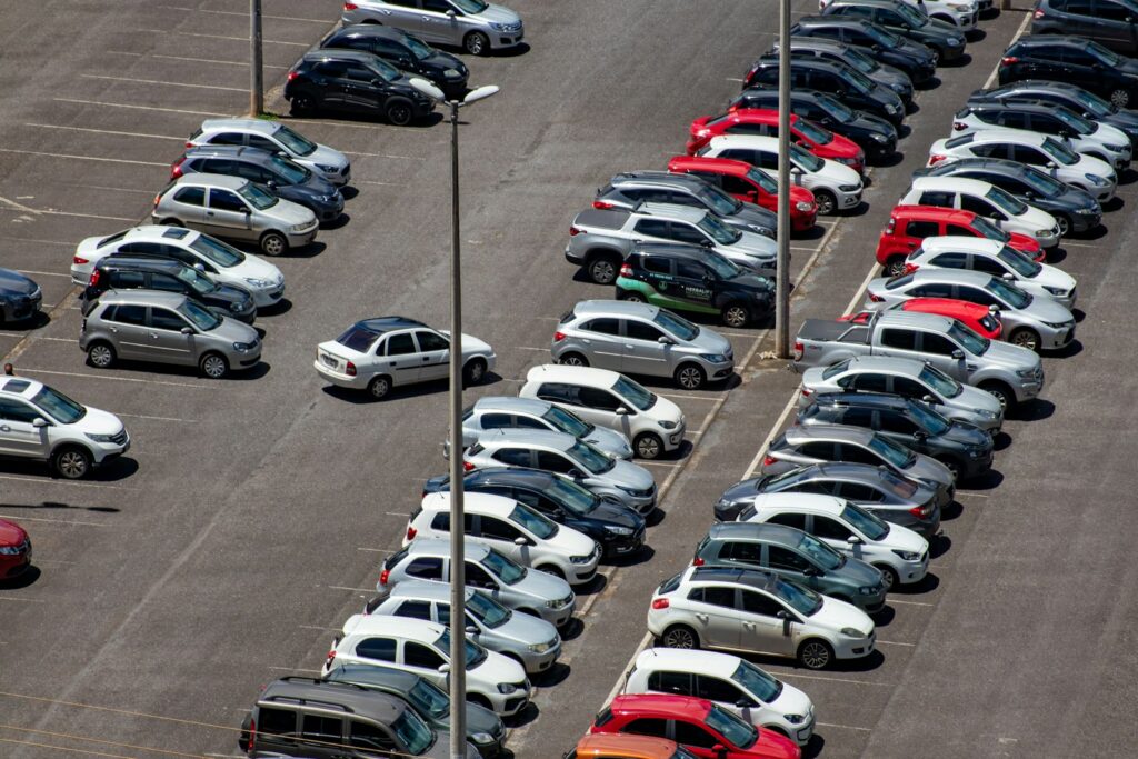 Geparkeerde auto's op een parkeerterrein overdag