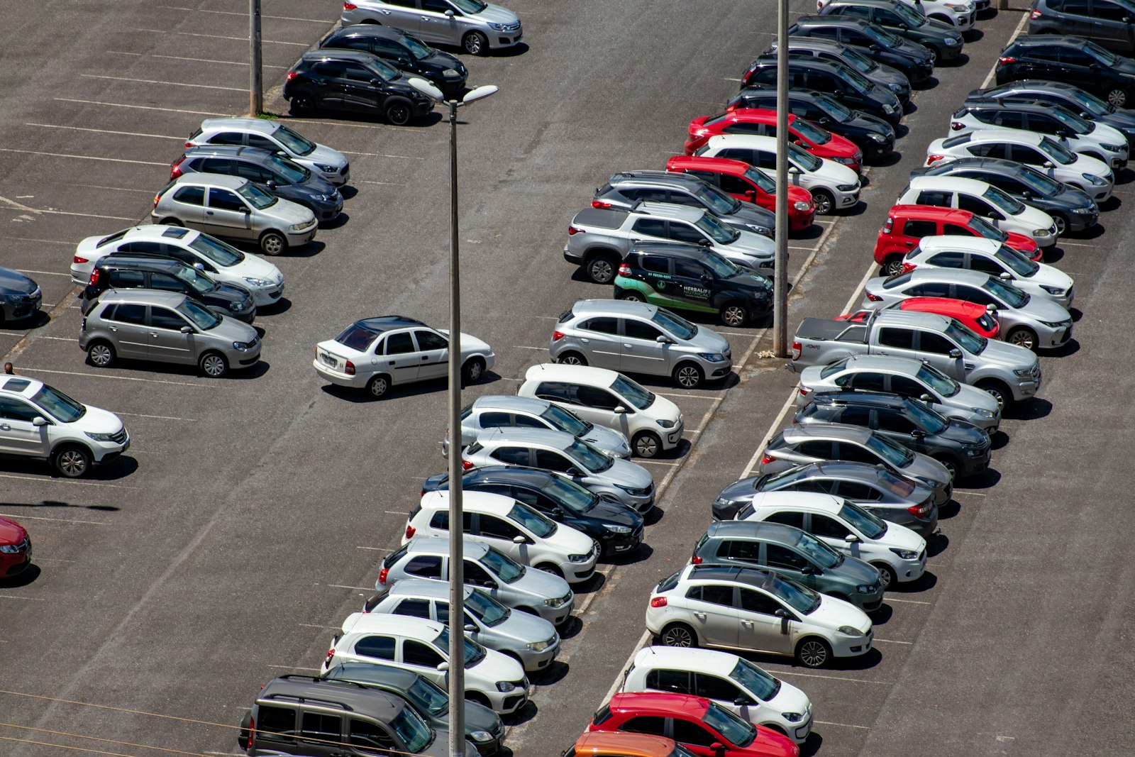 Geparkeerde auto's op een parkeerterrein overdag