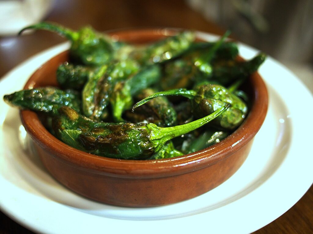 Pimientos de padrón in een aardewerken schaaltje