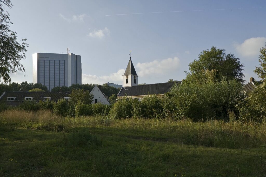 Het oude dorp Sloterdijk met de Petruskerk en op de achtergrond een kantoortoren