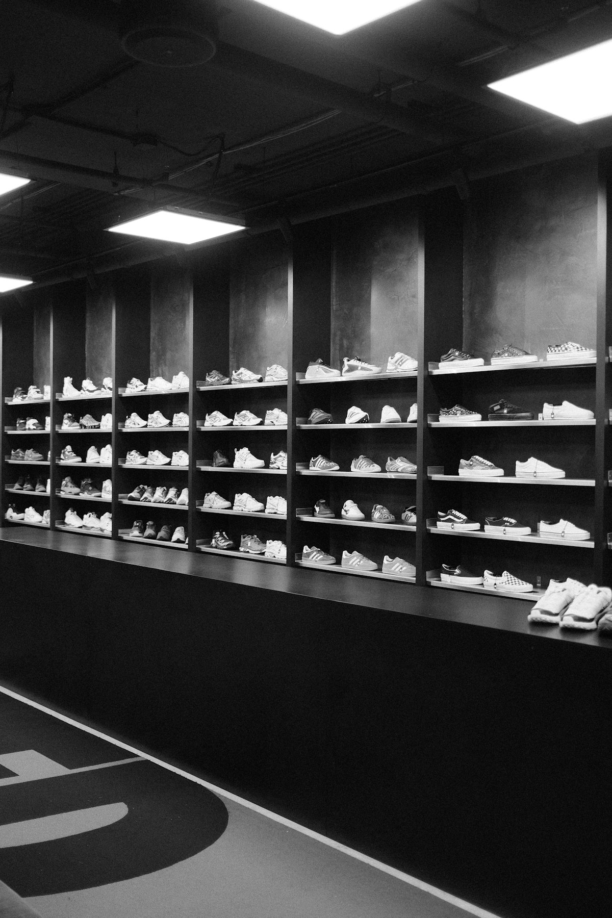 Sneakers op schappen in een sneakerwinkel