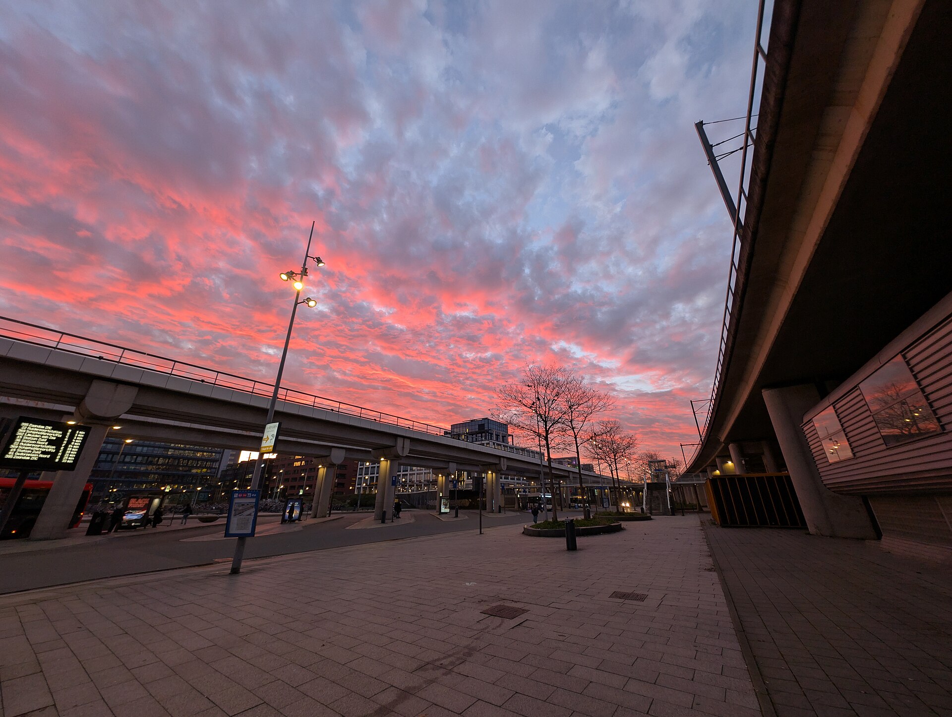 Station Amsterdam Sloterdijk bij zonsopkomst