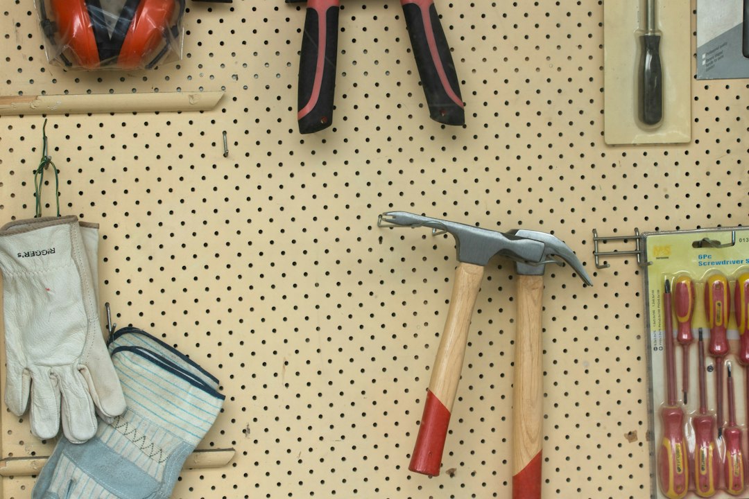 Zwart met zilveren klauwhamer naast rood met zwart handgereedschap
