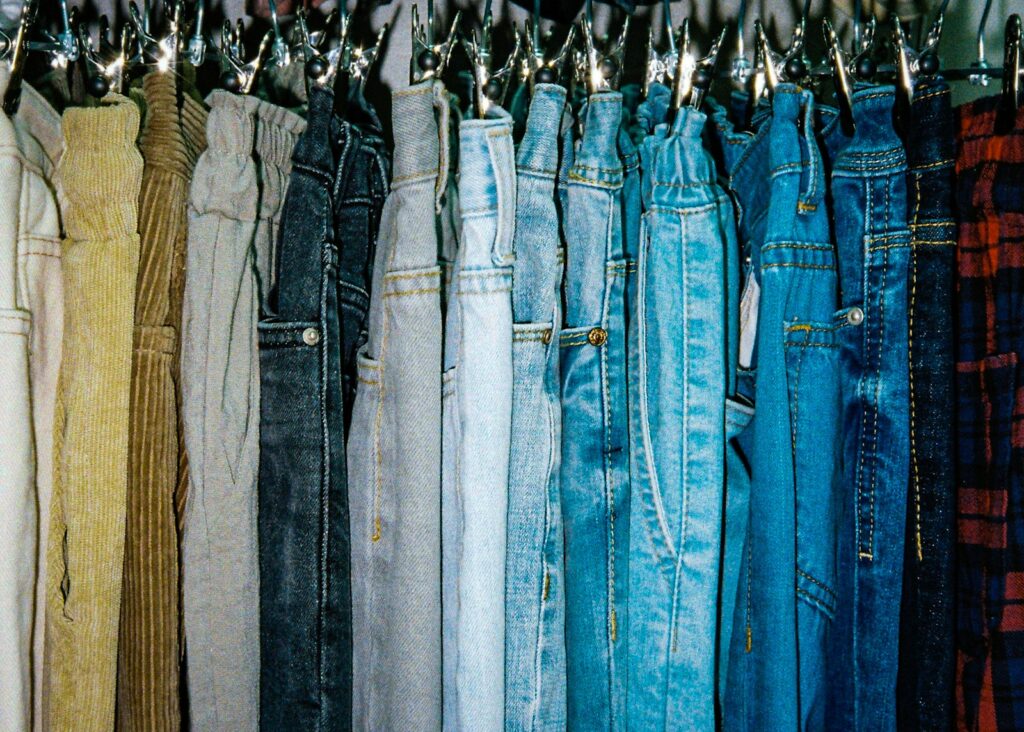Rek met jeans in verschillende kleuren