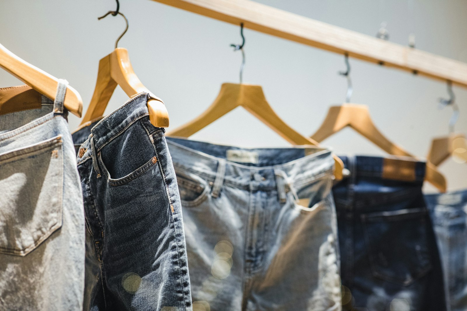 Spijkerbroeken aan een kledingrek in een winkel
