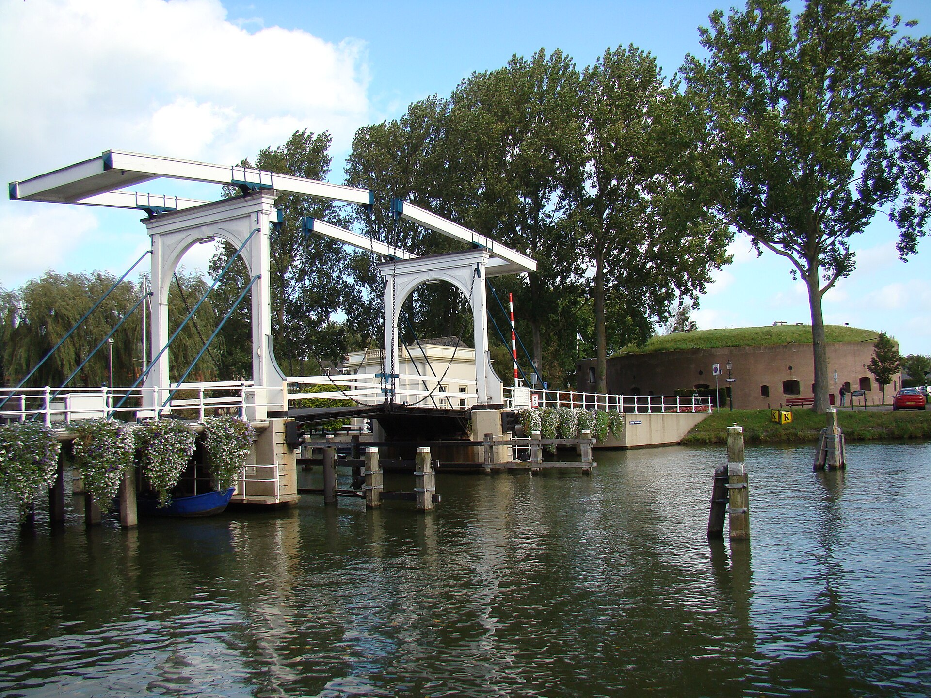 Dubbele houten ophaalbrug in de Hoogstraat in Weesp met het torenfort